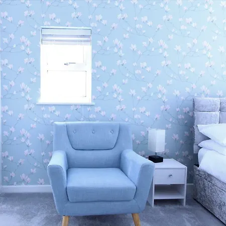 Newquay Escape, 5 Spacious Ensuite Bedrooms & Parking- Simplycheckin Ferienhaus