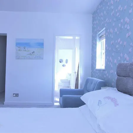 Ferienhaus Newquay Escape, 5 Spacious Ensuite Bedrooms & Parking- Simplycheckin *