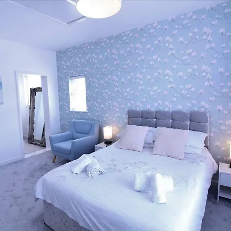 Newquay Escape, 5 Spacious Ensuite Bedrooms & Parking- Simplycheckin *
