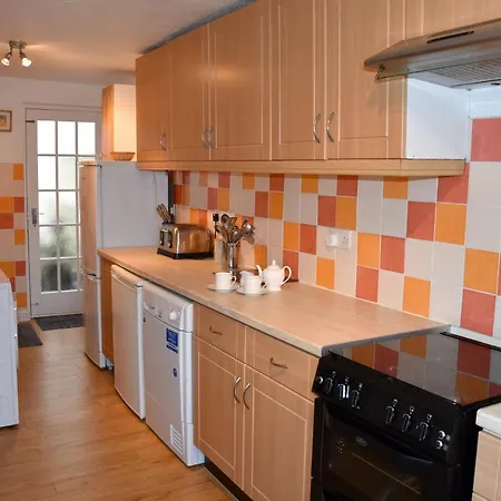 Newquay Escape, 5 Spacious Ensuite Bedrooms & Parking- Simplycheckin New Quay