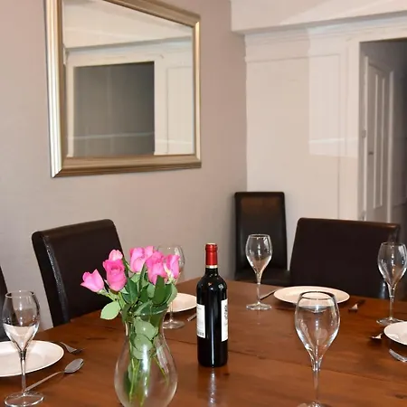 Newquay Escape, 5 Spacious Ensuite Bedrooms & Parking- Simplycheckin New Quay