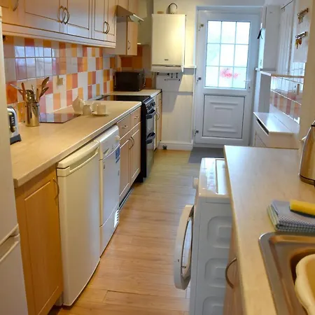 Newquay Escape, 5 Spacious Ensuite Bedrooms & Parking- Simplycheckin Ferienhaus