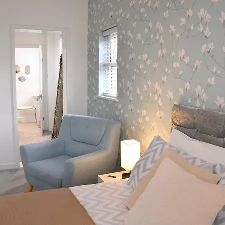Ferienhaus Newquay Escape, 5 Spacious Ensuite Bedrooms & Parking- Simplycheckin *