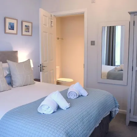 Newquay Escape, 5 Spacious Ensuite Bedrooms & Parking- Simplycheckin *
