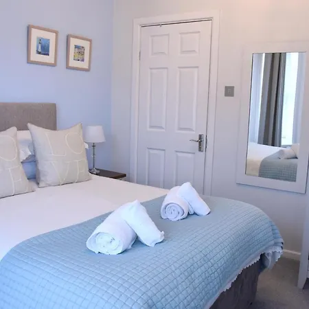 Ferienhaus Newquay Escape, 5 Spacious Ensuite Bedrooms & Parking- Simplycheckin